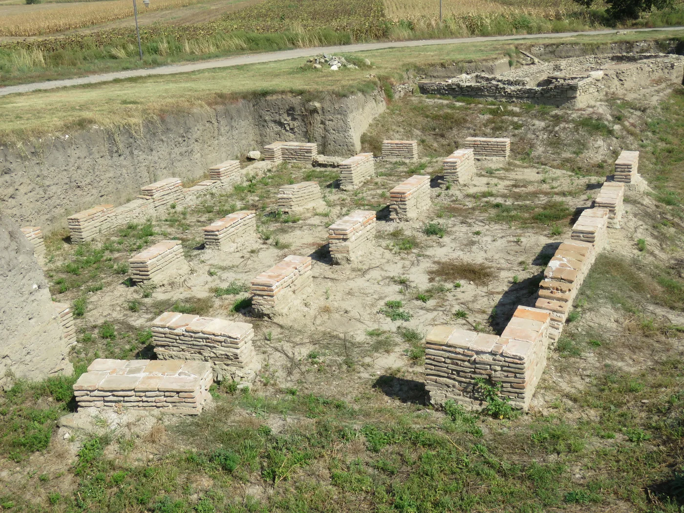 Römische Amphitheater-Ruinen im Archäologischen Park Viminacium in Serbien